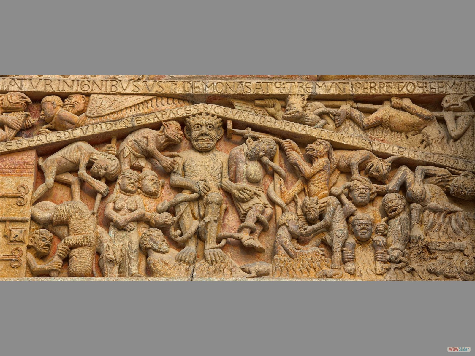 Representaciíon del Infierno, con el diablo en el centro, en la iglesia de Santa Fe de Conques (Aveyron, Francia).