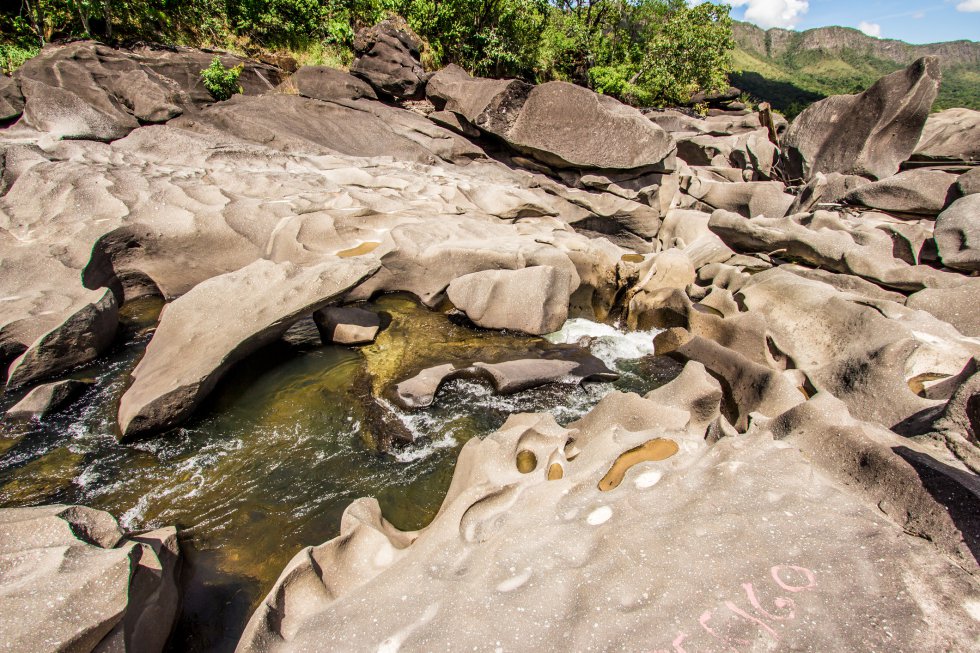 Han hecho falta millones de años e incontables litros de agua para esculpir las preciosas formaciones rocosas del Vale da Lua (valle de la Luna), que ocupan un kilómetro del curso del río São Miguel, al sru del parque nacional da Chapada dos Veadeiros, en Brasil. Una curiosa sucesión de curvilíneas formaciones rocosas naturales: cuevas, cascadas, piscinas y grietas. Una escultura en constante evolución, y que impregna el paisaje de una sensación lunar, de ahí el nombre. Los visitantes pueden cruzar las piedras a pie, bañarse en sus pozas de roca y vadear algunos tramos del río (con atención a crecidas repentinas potencialmente peligrosas). El valle se encuentra dentro de una propiedad privada, a cuatro kilómetros de São Jorge.