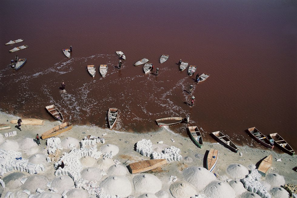 Le Lac Rose (el Lago Rosa), a solo 30 kilómetros al noreste de Dakar, hace honor a su nombre. En un día caluroso y soleado de la estación seca, este reluciente lago recuerda un paisaje de Marte. El alto nivel de salinidad del lago favorece la reproducción de la Dunaliella salina, microalgas que fabrican un pigmento rojo para absorber la luz del sol y tiñen las aguas de dichas tonalidades. Los bañistas flotan con facilidad en las aguas hipersalinas del Lac Rose. Quien no quiera bañarse puede alquilar una barca de madera y remar por el lago. Las pensiones cercanas ofrecen un bonito marco para pasar la noche, y organizan paseos a caballo y otras excursiones por el lago. La mejor época para visitarlo es de noviembre a mayo.