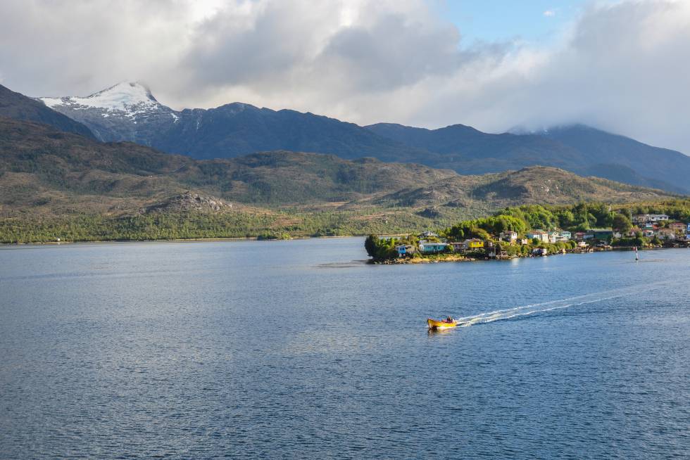 En esta aldea de pescadores, hogar de los últimos miembros de la tribu alacalufe, y con 176 habitantes según el último censo, se encuentra en uno de los lugares más aislados del planeta, al que solo se puede llegar por mar. Además, el transporte público no siempre es directo: una compañía local de ferris (Navimag) conecta el pueblo con Puerto Montt y Puerto Natales, mediante un recorrido de cuatro días por los fiordos circundantes. Pero al llegar a Villa Puerto Edén, en la costa oriental de la enorme isla Wellington, todo cobra sentido. Casas y cabañas rudimentarias pintadas de alegres colores y encaradas al frente marítimo, escoltadas por las cumbres del parque nacional Bernardo O’Higgins, con nieves perpetuas.  navimag.com 