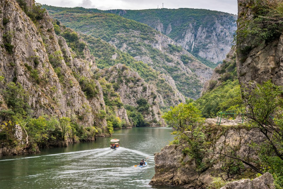 A 15 kilómetros de Skopje, esta garganta de formación kárstica es un área de especial valor natural. A las 77 especies de mariposas que vuelan junto al río Treska se añade la impresionante cueva de Vrelo, cuya sección sumergida supera los 212 metros de profundidad. Un laberinto subterráneo que incluye dos lagos.  exploringmacedonia.com 