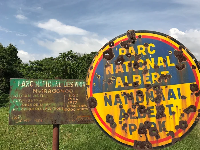 El letrero tiroteado del Parque Nacional Albert, anteriormente llamado Parque Nacional Virunga, es testigo del conflicto armado en el este del Congo. Foto: AP.